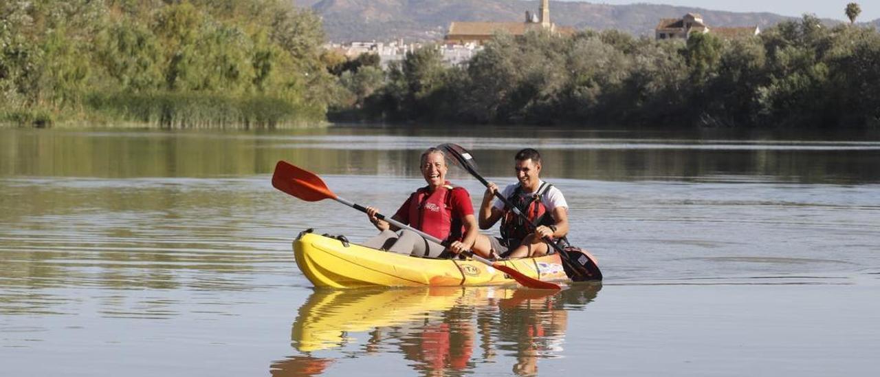 Isabel Albás realiza parte de la ruta en kayak por el Guadalquivir.