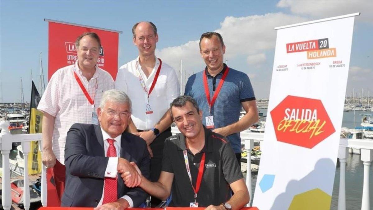 La firma del acuerdo con el alcalde de Utrecht para que la Vuelta se iniciara en los Países Bajos