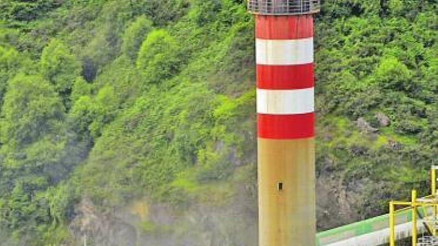 La central térmica de La Pereda, con la planta piloto junto a la chimenea.