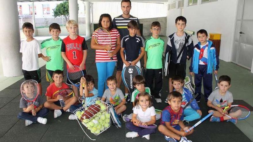 Alumnos de tenis del colegio de Nazaret, en Cangas.