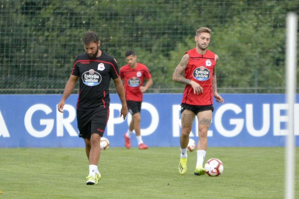 Los problemas del técnico en ataque constatan con el abundante caudal de futbolistas en otras zonas.