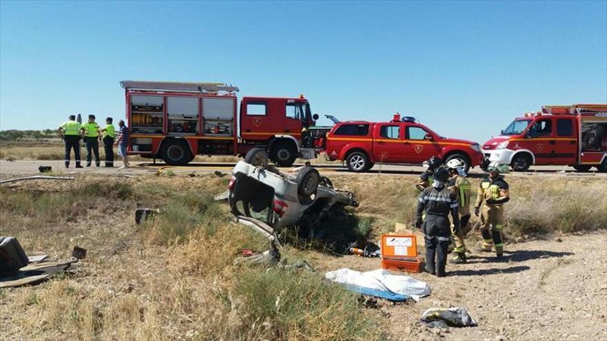 Un conductor muere al chocar con un camión y salirse de la calzada