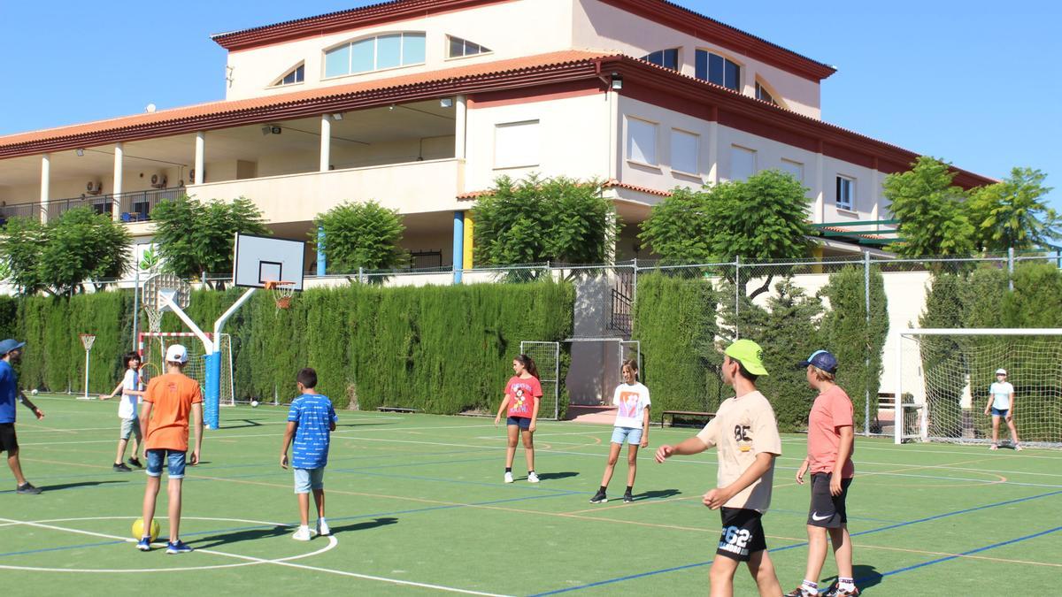 Los campus de verano de ELIS Villamartín se celebran tanto en sus fantásticas instalaciones como en enclaves cercanos seleccionados por su idoneidad y seguridad.