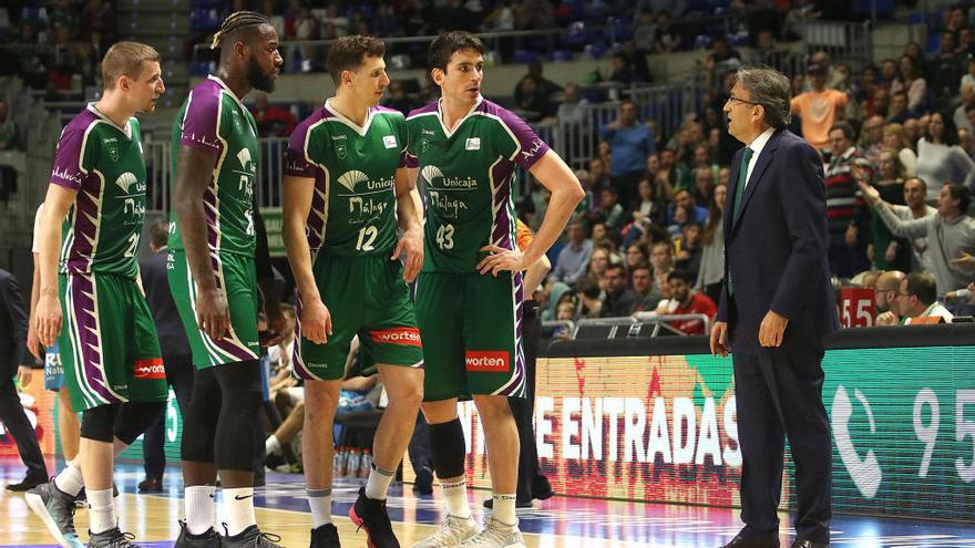 Luis Casimiro dialoga con los jugadores de un cinco inicial de la semana pasada.