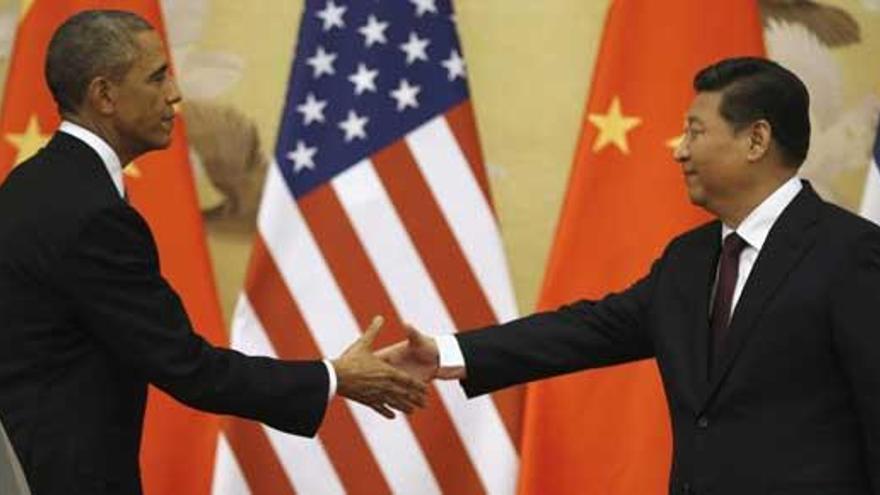 Obama y Xi Jinping estrechan sus manos.