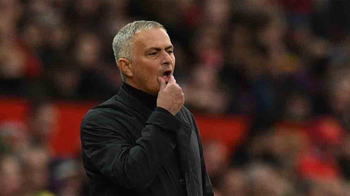 Mourinho sigue en el banquillo del Manchester United