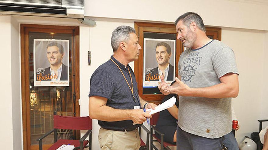 José Luis Rodríguez comenta los resultados con un militante.