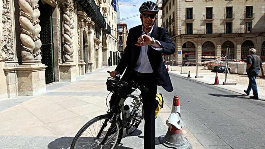 Pedro García, de Alacant en Bici, recorrió en 9 minutos y 4 segundos la distancia del Polígono de San Blas al Ayuntamiento