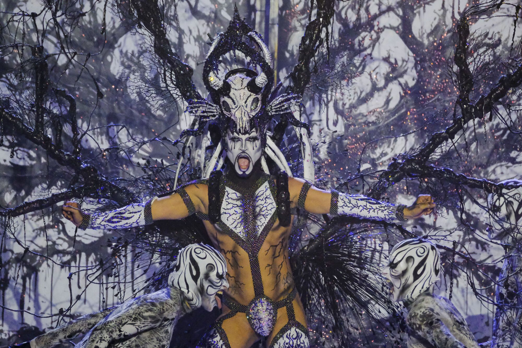 4. Drag Gio (Julio Castellano Rodríguez) Con el patrocinio de Farándula y Klinica Beach y con un diseño de High Heels Performance y el drag presenta el espectáculo Si lo vas a hacer, ¡hazlo épico!