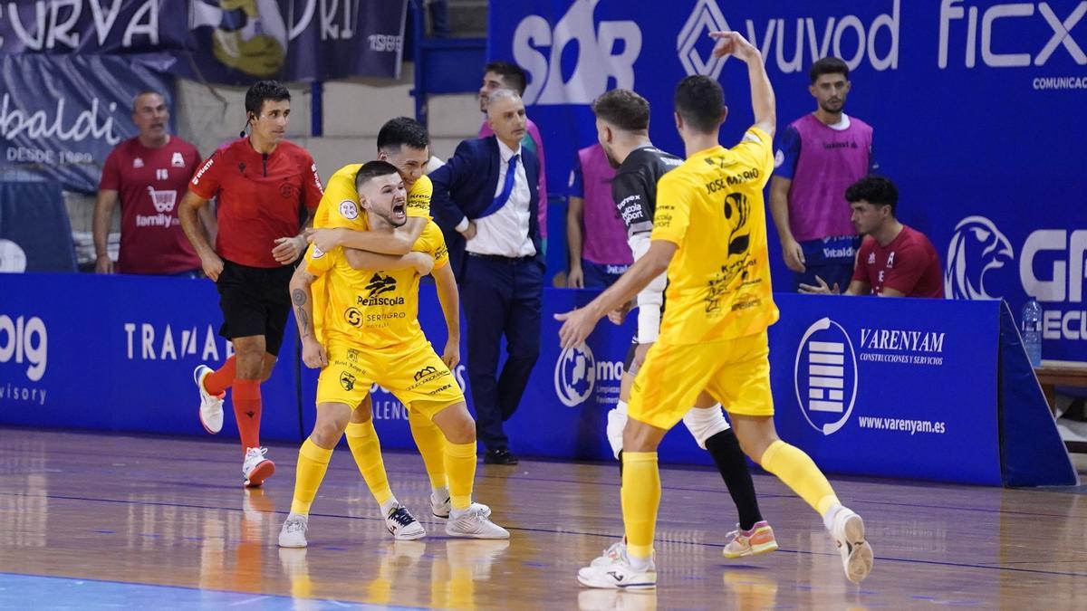 Pani celebra uno de los goles de un Peñíscola que sigue líder.