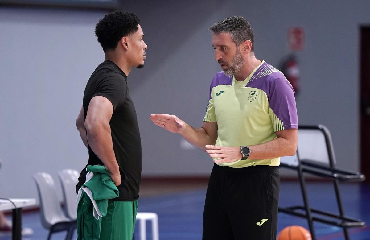 Castañeda, en la imagen junto a Ibon Navarro, no jugará este primer amistoso por estar recuperándose de una lesión.