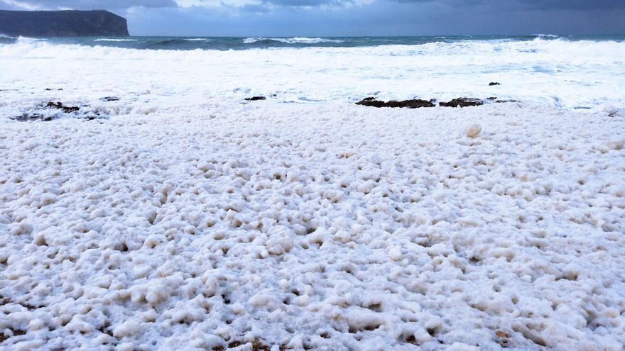 El temporal cubre de espuma la Cala Blanca y el Segon Muntanyar de Xàbia