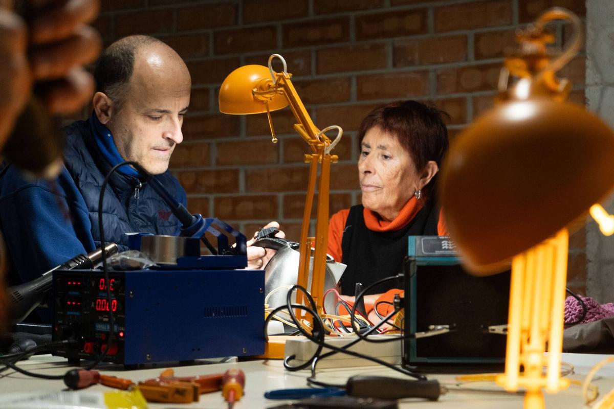 MANRESA . ESPAI DE REPARACIO APARELLS ELECTRICS . PROJECTE SOCIAL TRANSFORMA TRASTOS . PETITS ELECTRODOMESTICS . " LA CODORNELLA " PAU LAFOZ GASULLA I ALEIX BADIA VILA . ENGINYER ELECTRIC I MECANIC