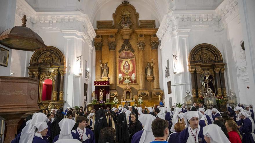 Penitentes de la cofradía del Rescate en el interior de la Iglesia de la Trinidad.