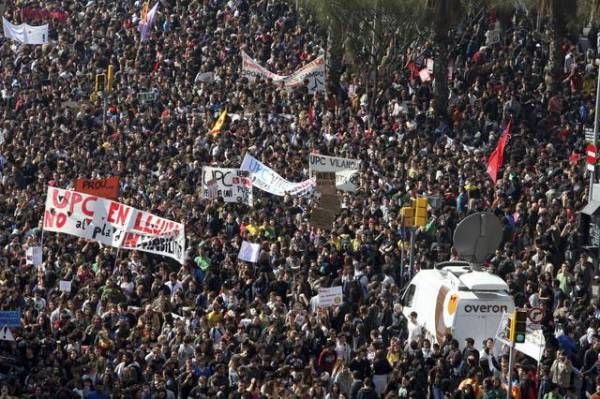 Miles de estudiantes claman contra los recortes