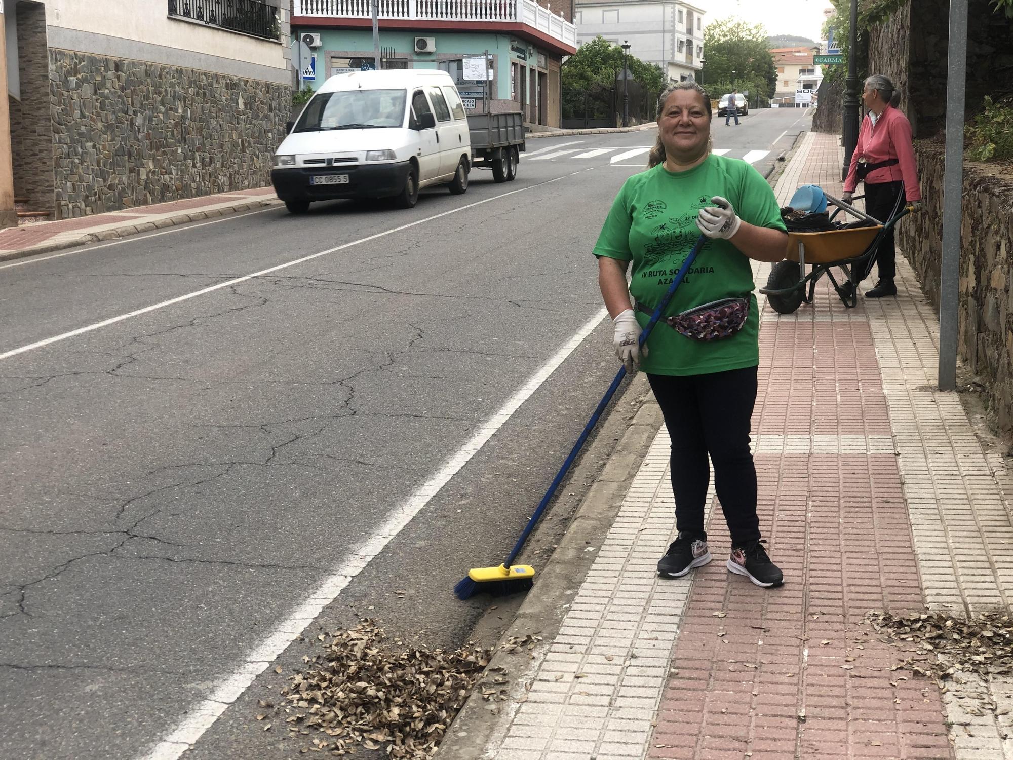 Isabel Martín, del PER, limpia las calles.