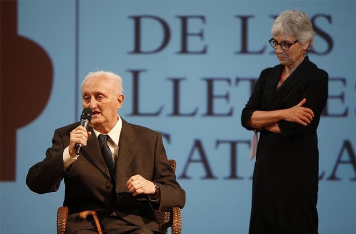 Albert Manent agraeix el Premi d’Honor de les Lletres Catalanes, el juny del 2011.
