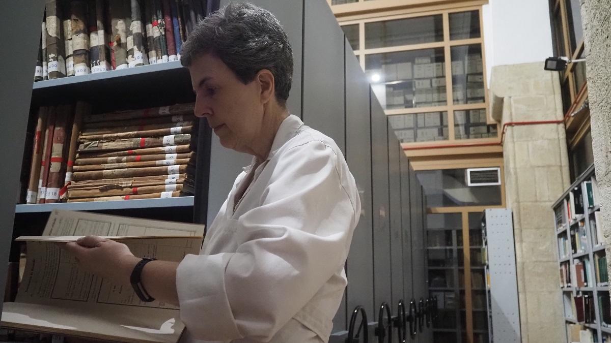 Alicia Córdoba, la directora del Archivo Provincial en el deposito principal.