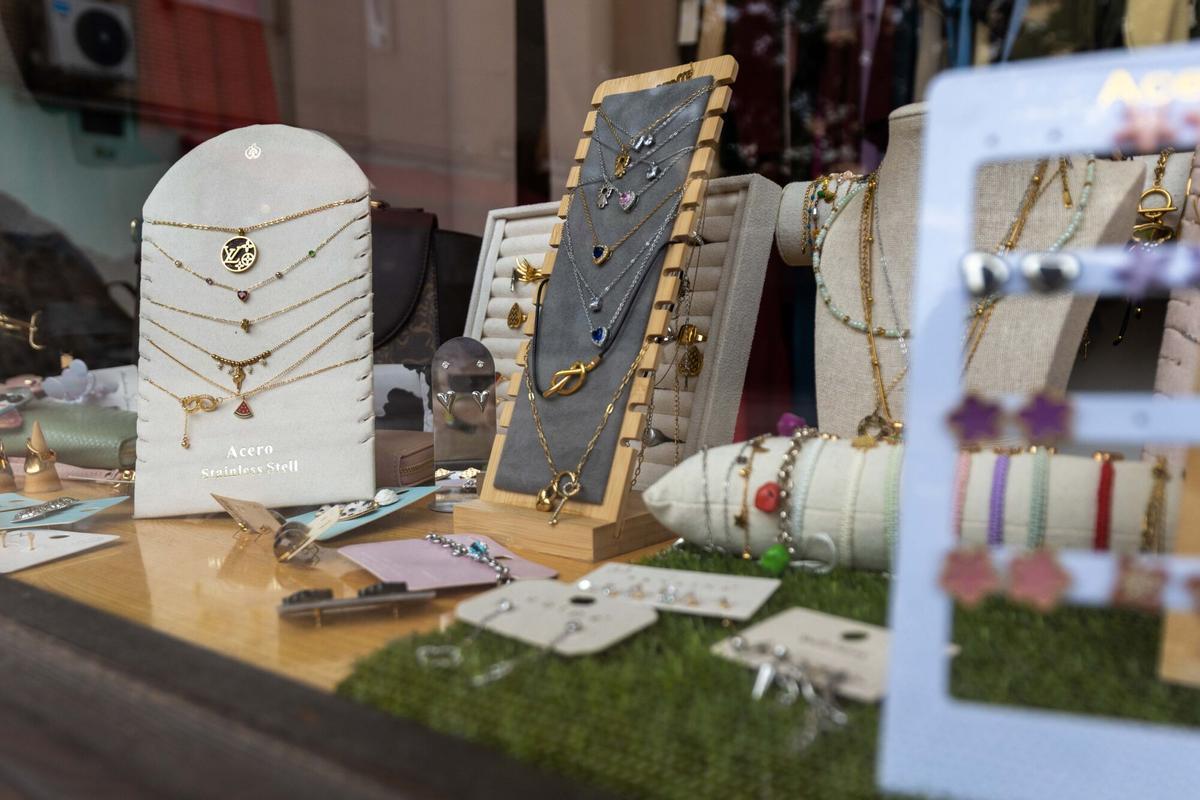 En imágenes | Adiós a una tienda de bisutería del barrio del Actur