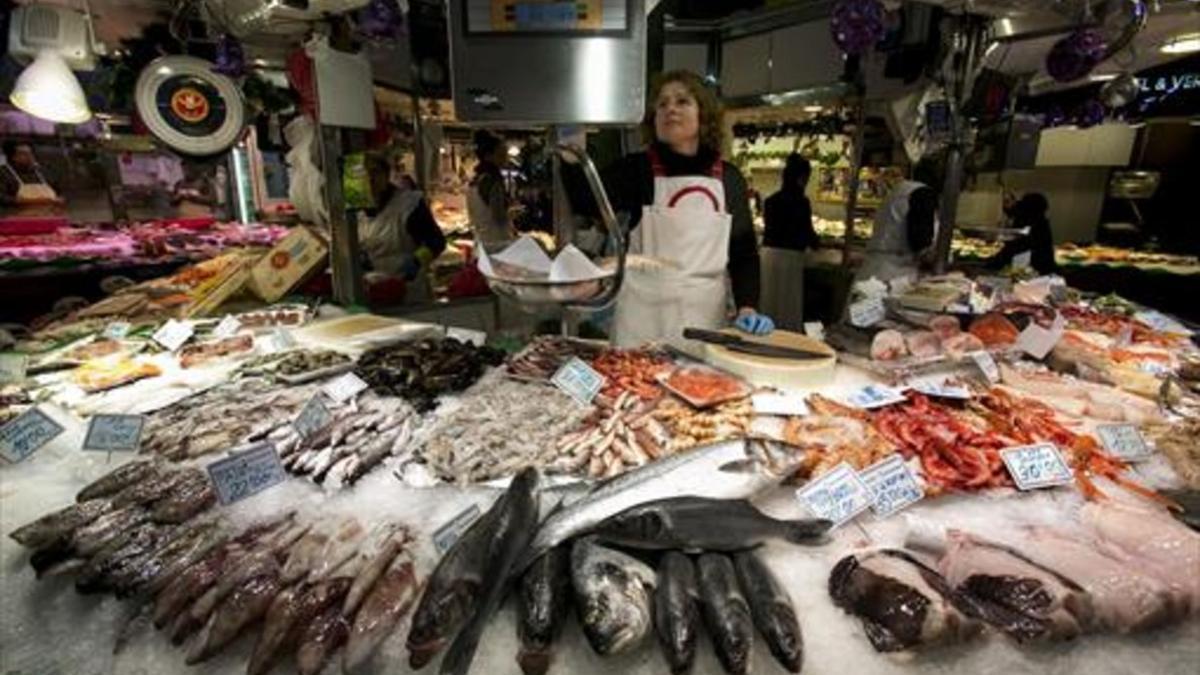 Pescados a la venta en un mercado.