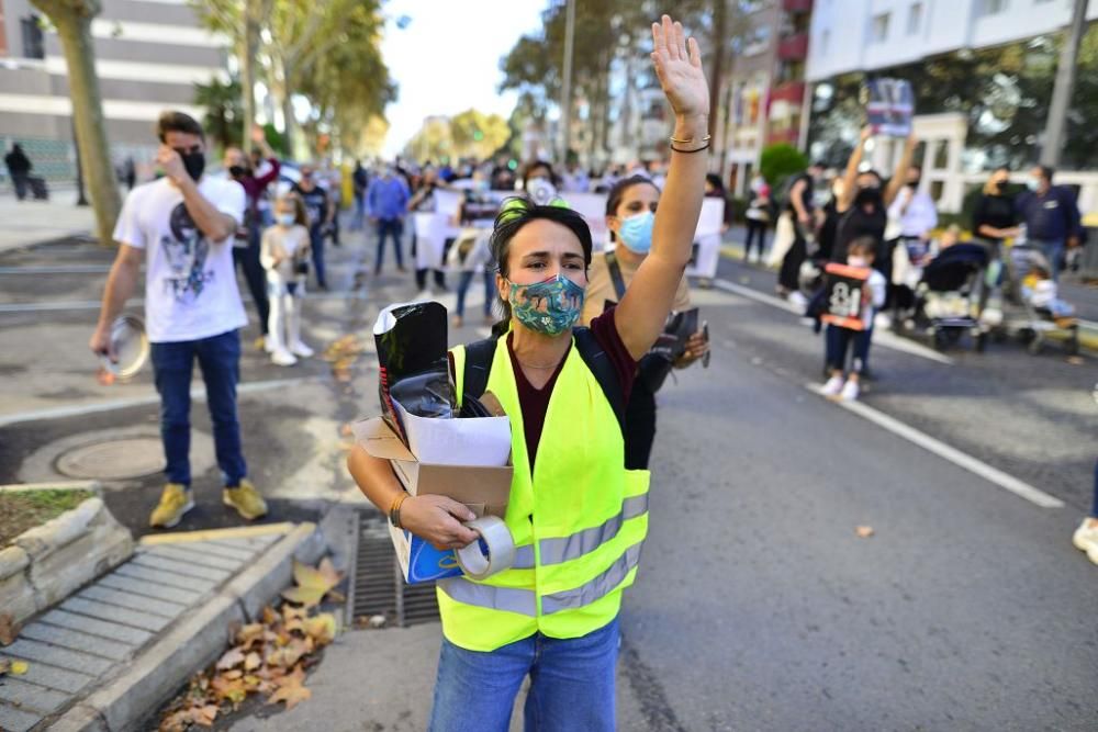 Los hosteleros protestan en las calles de Cartagena sin el apoyo de su patronal