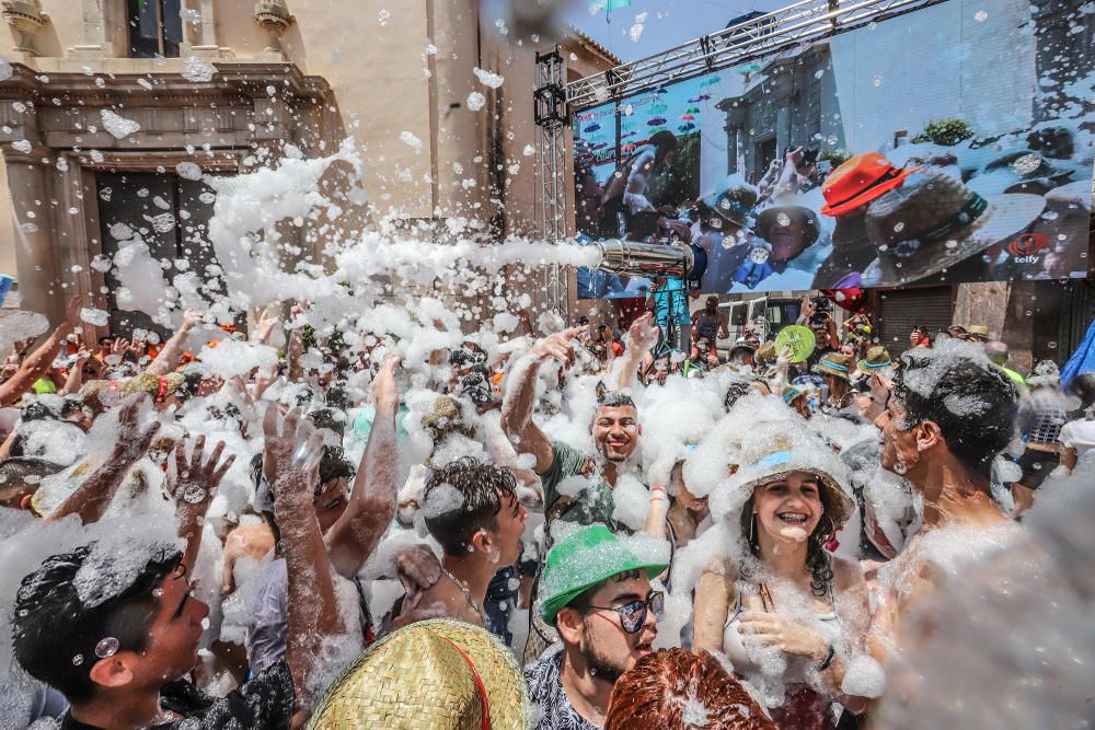 Los catralenses y muchos vecinos de la Vega Baja estallan en alegría y fiesta para iniciar las celebraciones de San Juan con el chupinazo