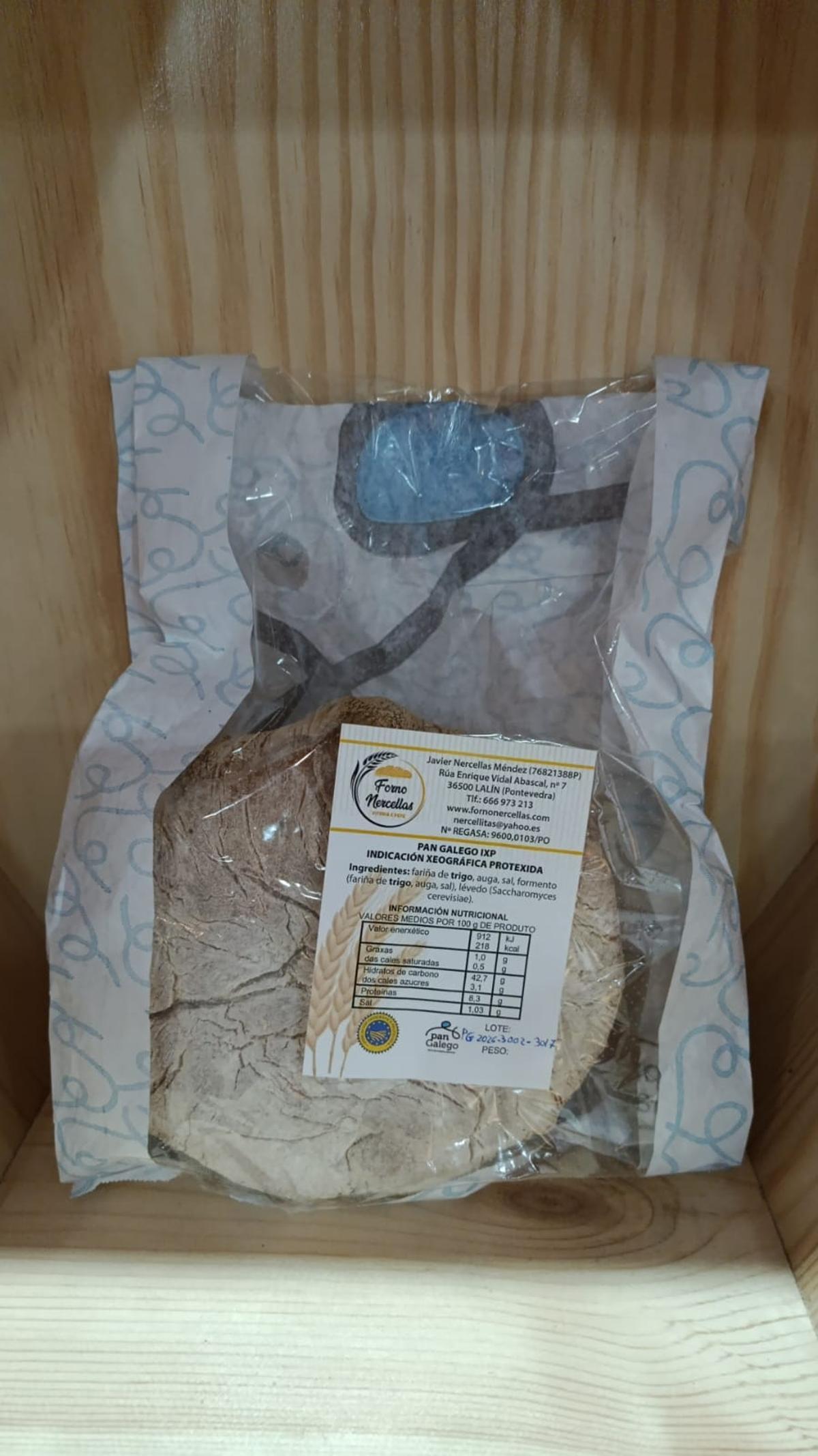 Pan con la etiqueta IXP Pan Galego elaborado en Forno Nercellas de Lalín.