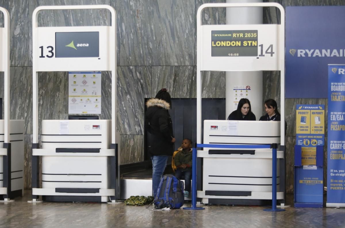 Los viajeros de Londres llegan al aeropuerto de Zaragoza