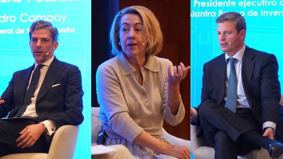 De izquierda a derecha: Alejandro Campoy, director general de Savills España; Cristina García-Peri, socia y directora general de Desarrollo de Negocios y Estrategia de Azora, y Miguel Hernández, presidente ejecutivo de Alantra Banca de Inversión