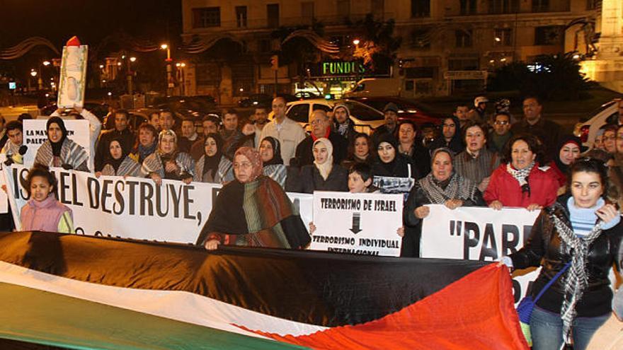 Nueva protesta contra el ataque israelí. Una semana más, varios colectivos sociales de Málaga convocaron en la plaza de la Marina una manifestación a favor de Palestina y en contra de la ofensiva israelí en Gaza. En una tierra en la que confluyen grupos terroristas financiados por otros países, fanáticos de la ortodoxia y una desconfianza mutua, los problemas ´seculares´ se vuelven sangrientos y eternos.