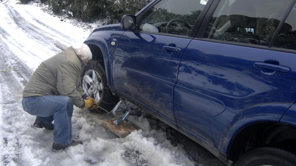 Cómo se ponen las cadenas del coche cuando hay nieve?