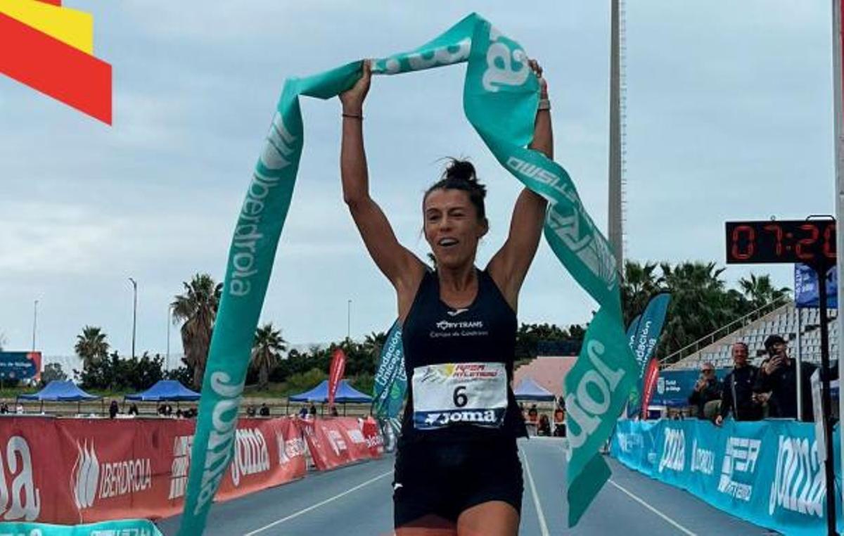 Gemma Arenas cruzando la línea de meta