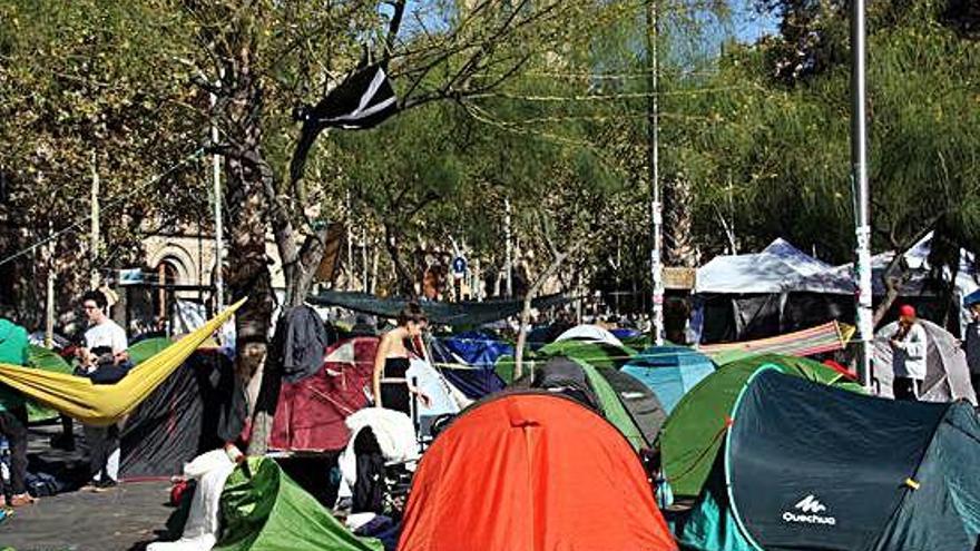 Pla general de l&#039;acampada a plaça Universitat, a Barcelona.