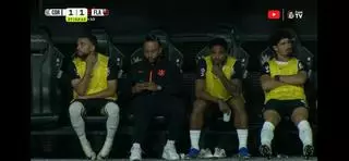 Lesionado y chateando en el banquillo: Memphis explica su polémica en Brasil