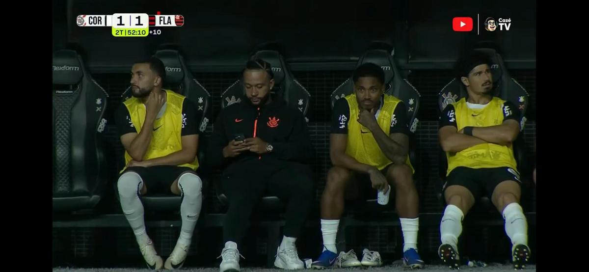 Memphis Depay utilizando el móvil durante el empate de Corinthians ante Flamengo