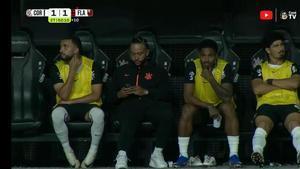 Memphis Depay utilizando el móvil durante el empate de Corinthians ante Flamengo