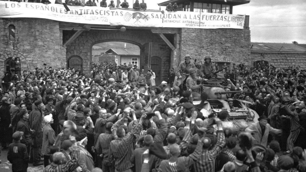 Liberación do campo de Mauthausen, coa pancarta dos antifascistas de España.