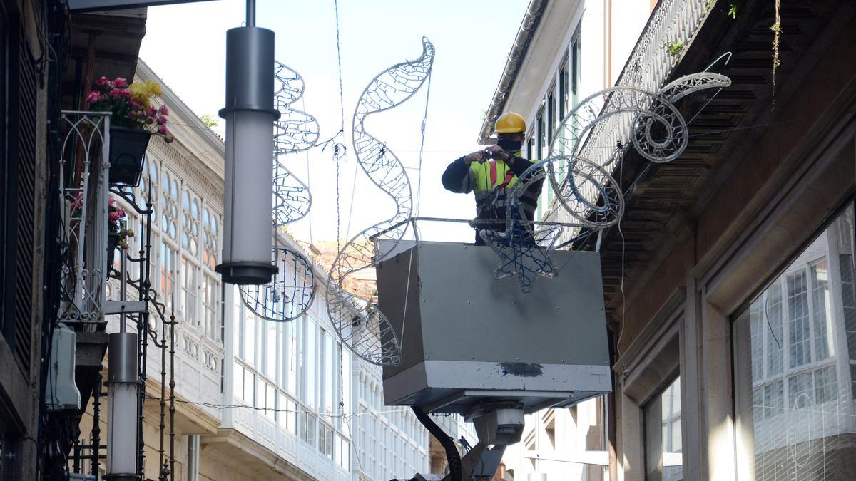 Instalación del alumbrado de Navidad en Pontevedra