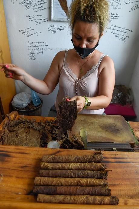 27-08-20  LAS PALMAS DE GRAN CANARIA. SCHAMANN. LAS PALMAS DE GRAN CANARIA.  Reportaje al único taller de puros artesanos que hay en la capital. El taller se llama Doble M y lo lleva Mercedes Martínez, ella es cubana y trae las hojas de tabaco desde la isla caribeña, todo lo hace a mano.  Fotos: Juan Castro.  | 27/08/2020 | Fotógrafo: Juan Carlos Castro