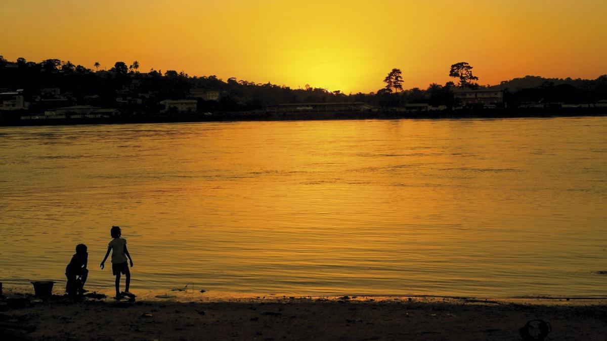 Anochece en el río Ogooué (Gabón)