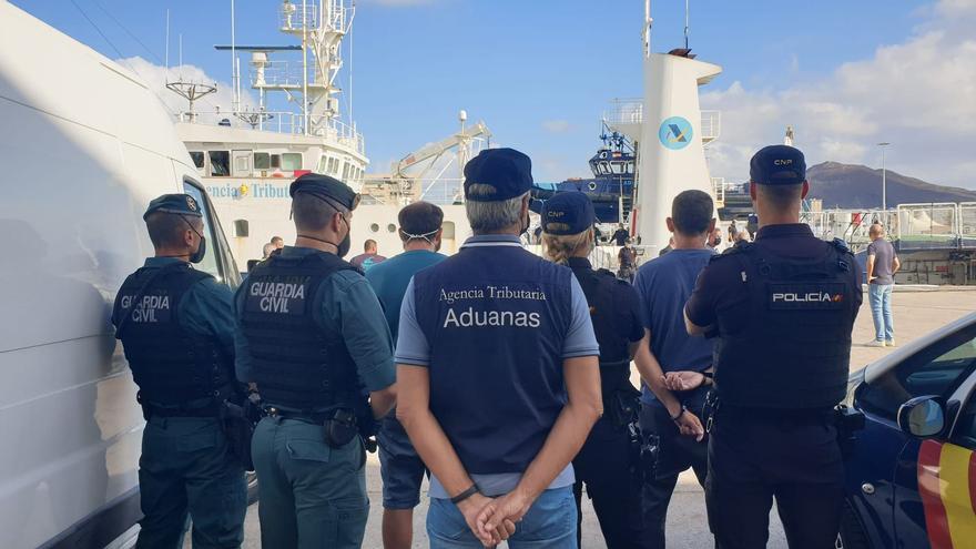 El ‘Petrel I’ aborda en Canarias un velero con 1.200 kilos de cocaína y dos tripulantes