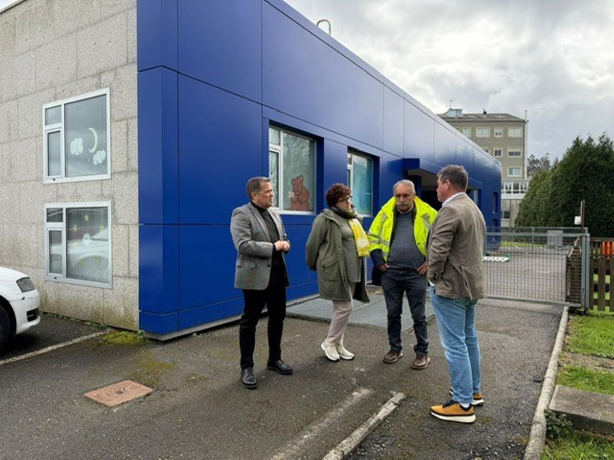 O xerente do Consorcio, esquerda, e o alcalde, á dereita, na escola de Ponteceso.