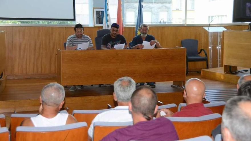 Representantes de la Plataforma en Defensa da Ría de Aldán explicaron ayer su postura. // Gonzalo Núñez