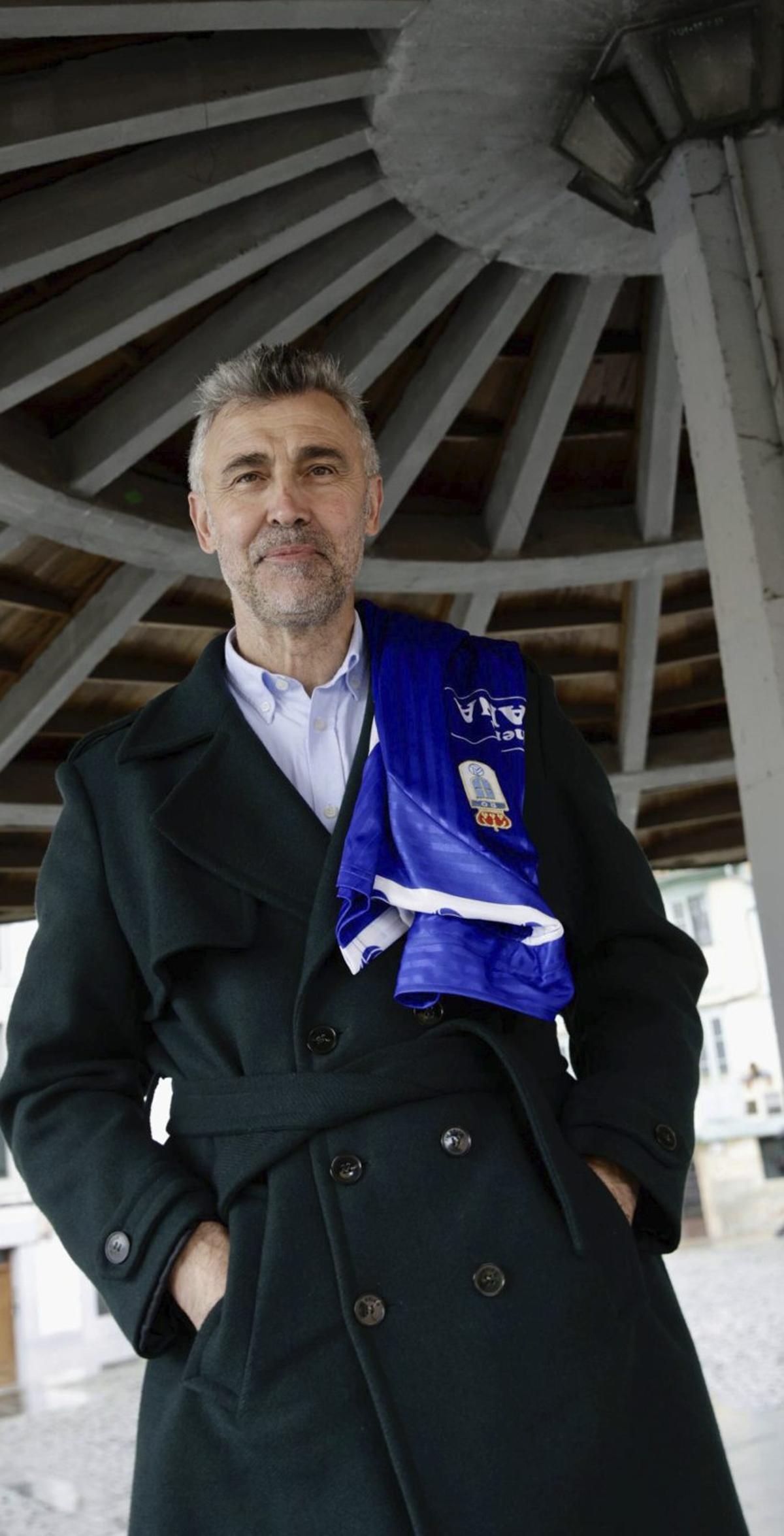 Niko Jerkan, ayer, en la plaza del Paraguas, con una camiseta de su época en el Oviedo. | JUAN PLAZA