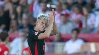 El Barcelona solicita a la RFEF una nueva licencia para Dani Olmo y Pau Víctor