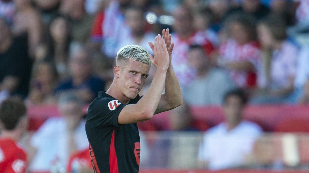 Dani Olmo aplaude a la afición azulgrana en Montilivi para presenciar el partido de Liga entre Girona y Barça mientas abandona el terreno de juego lesionado.