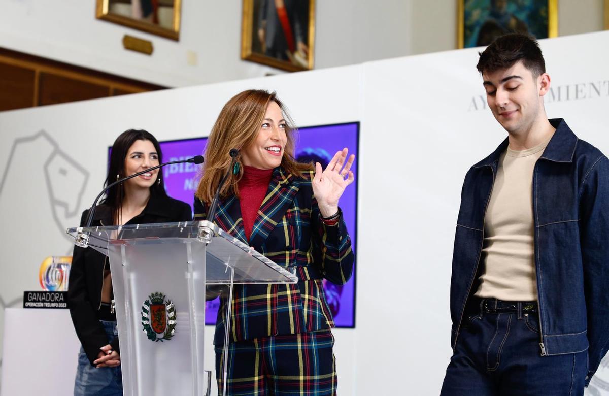 En imágenes | Natalia Chueca recibe a Naiara y Juanjo en el Ayuntamiento de Zaragoza