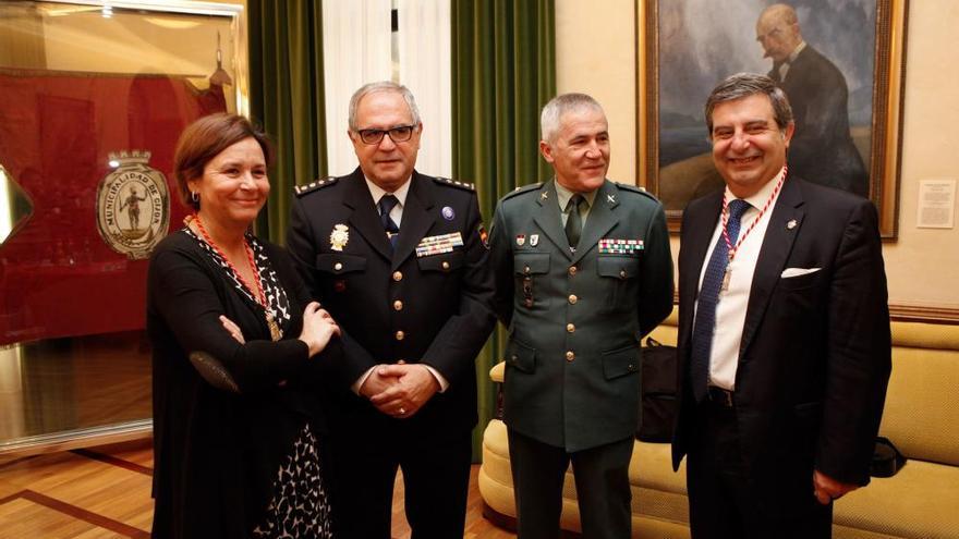 Pleno de distinciones y medallas en el Ayuntamiento de Gijón