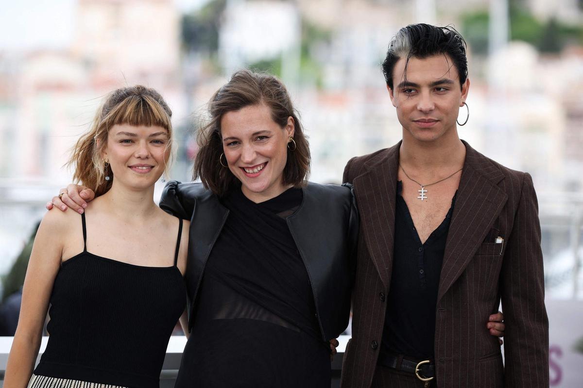 Carla Simón y el equipo de Romería posan en Cannes