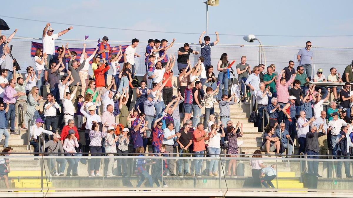 Afición del Poblense en la semifinal disputada ante el Platges de Calvià en Son Bibiloni.